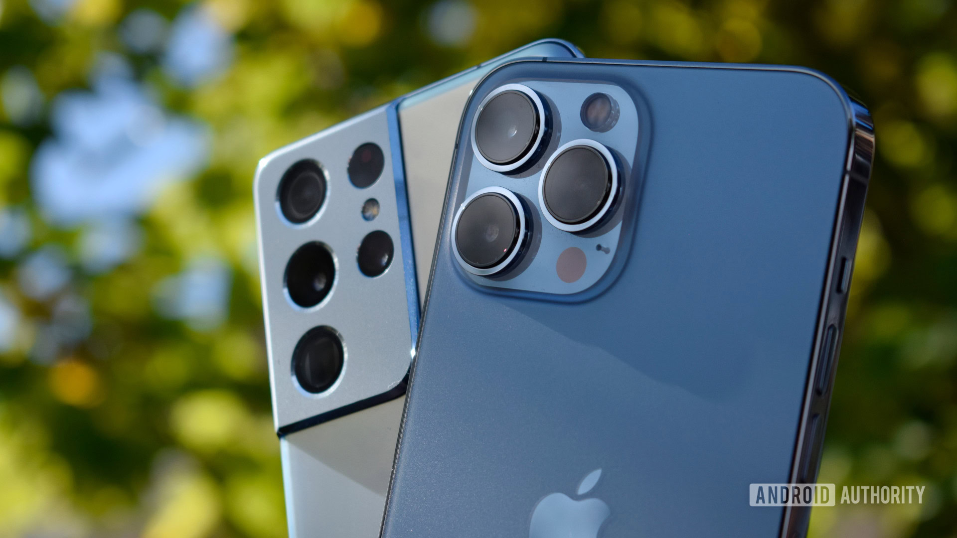 Samsung Galaxy S21 Ultra vs Apple iPhone 13 Pro Max cameras outside