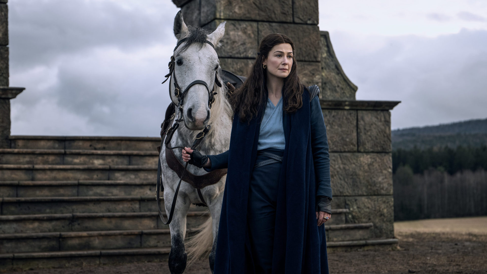 Rosamund Pike with a horse in The Wheel of Time