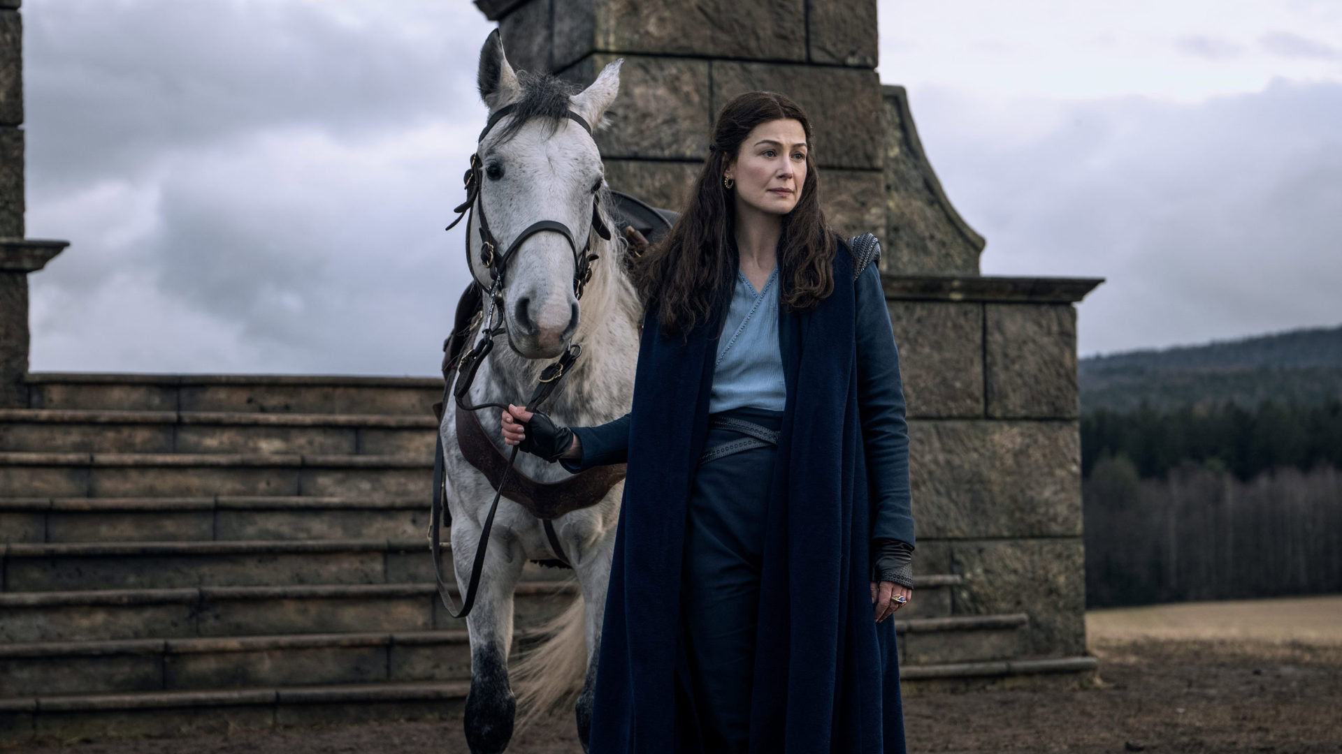 Rosamund Pike con un caballo en La rueda del tiempo