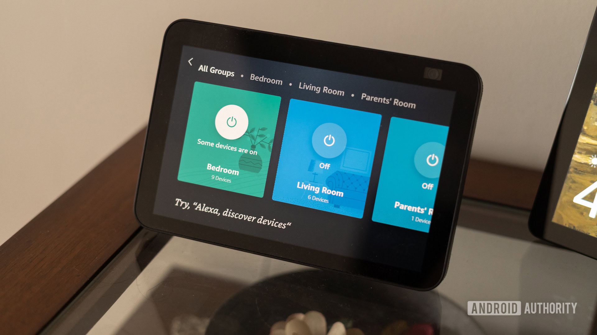 Akıllı ev kontrolleriyle Amazon Echo Show 8 yan profili