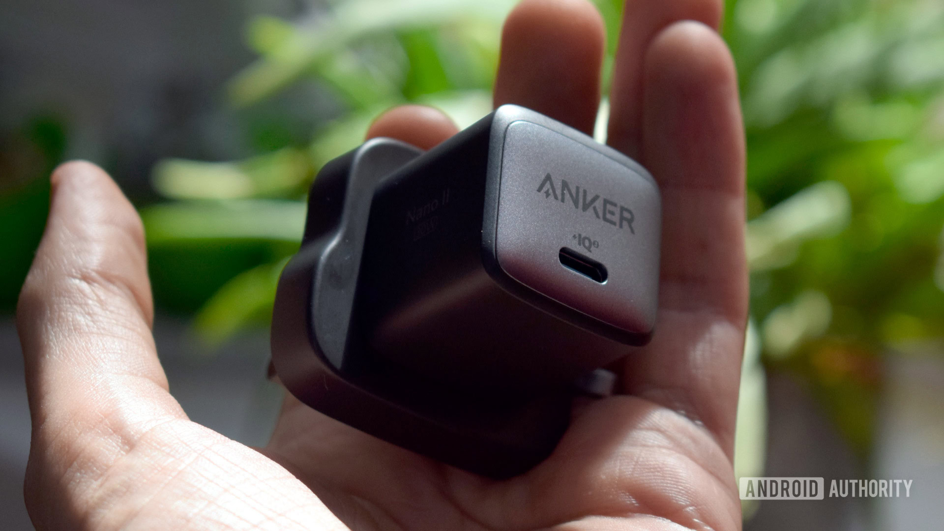 Tamaño de Anker Nano II en la mano