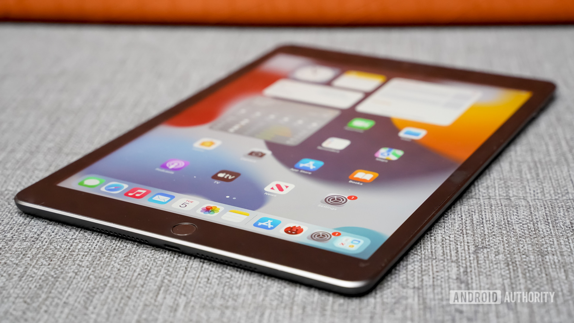 Apple iPad 2021 right profile