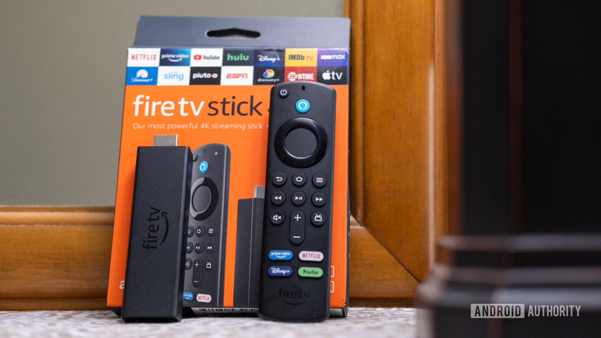 Télécommande Fire TV Stick 4K Max et stick appuyé sur la boîte