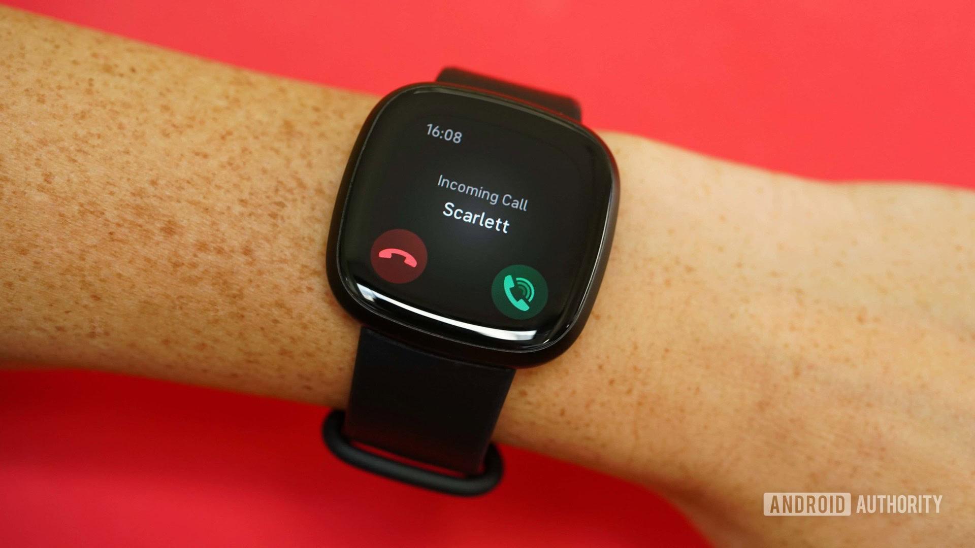A Fitbit Versa 3 receives an incoming call.