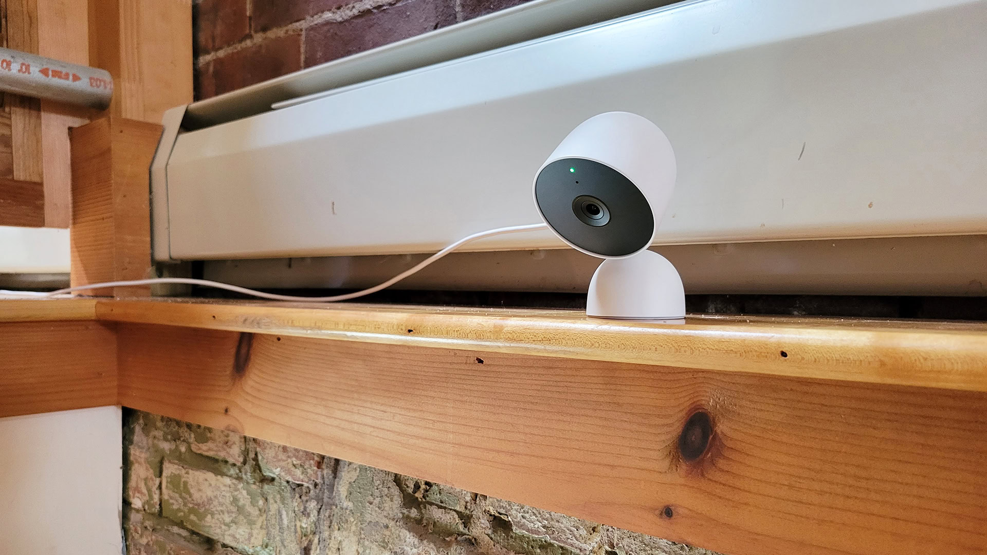 Revisión con cable de Google Nest Cam colocada en casa