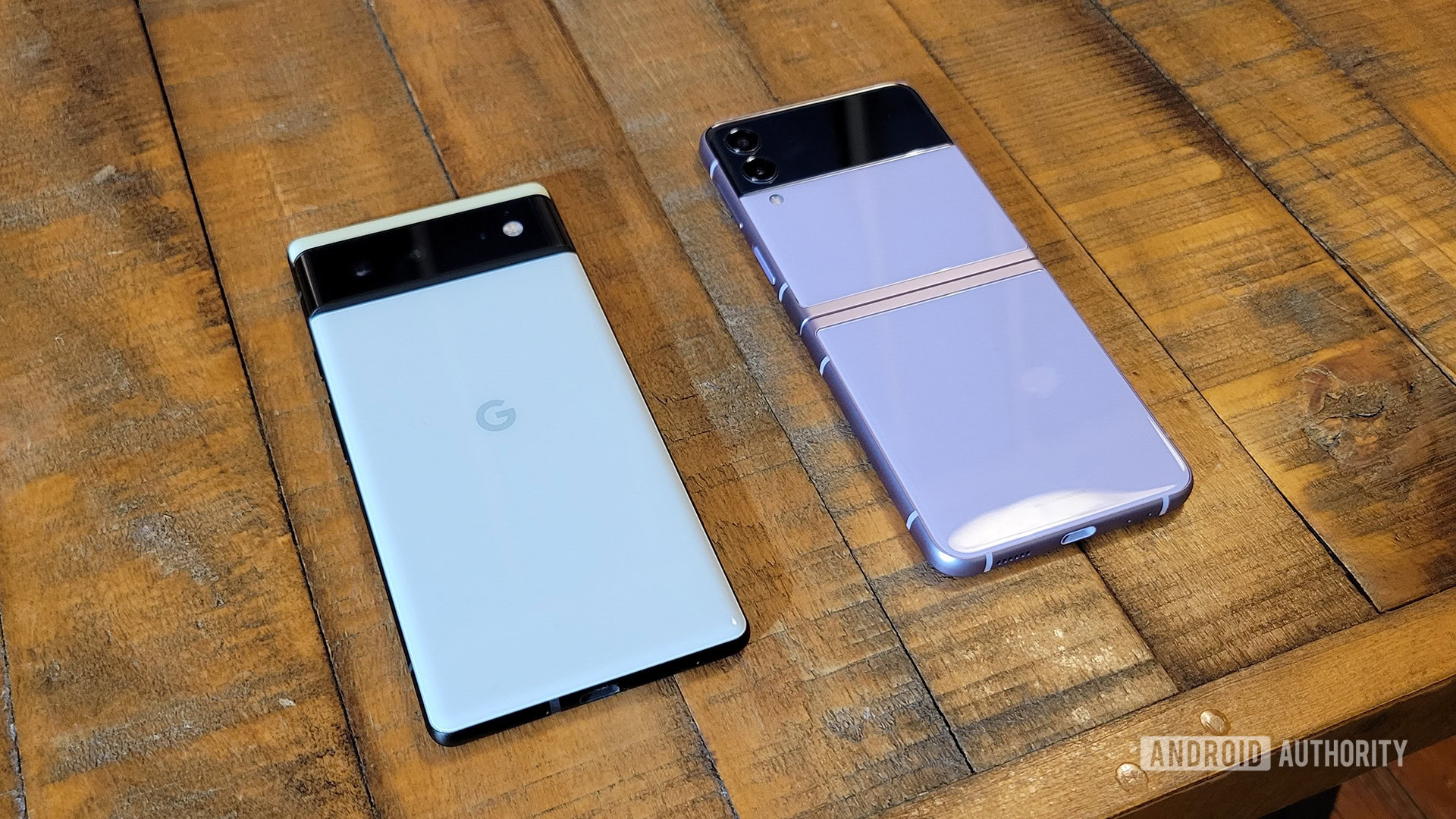Google Pixel 6 vs Samsung Galaxy Z Flip 3 2