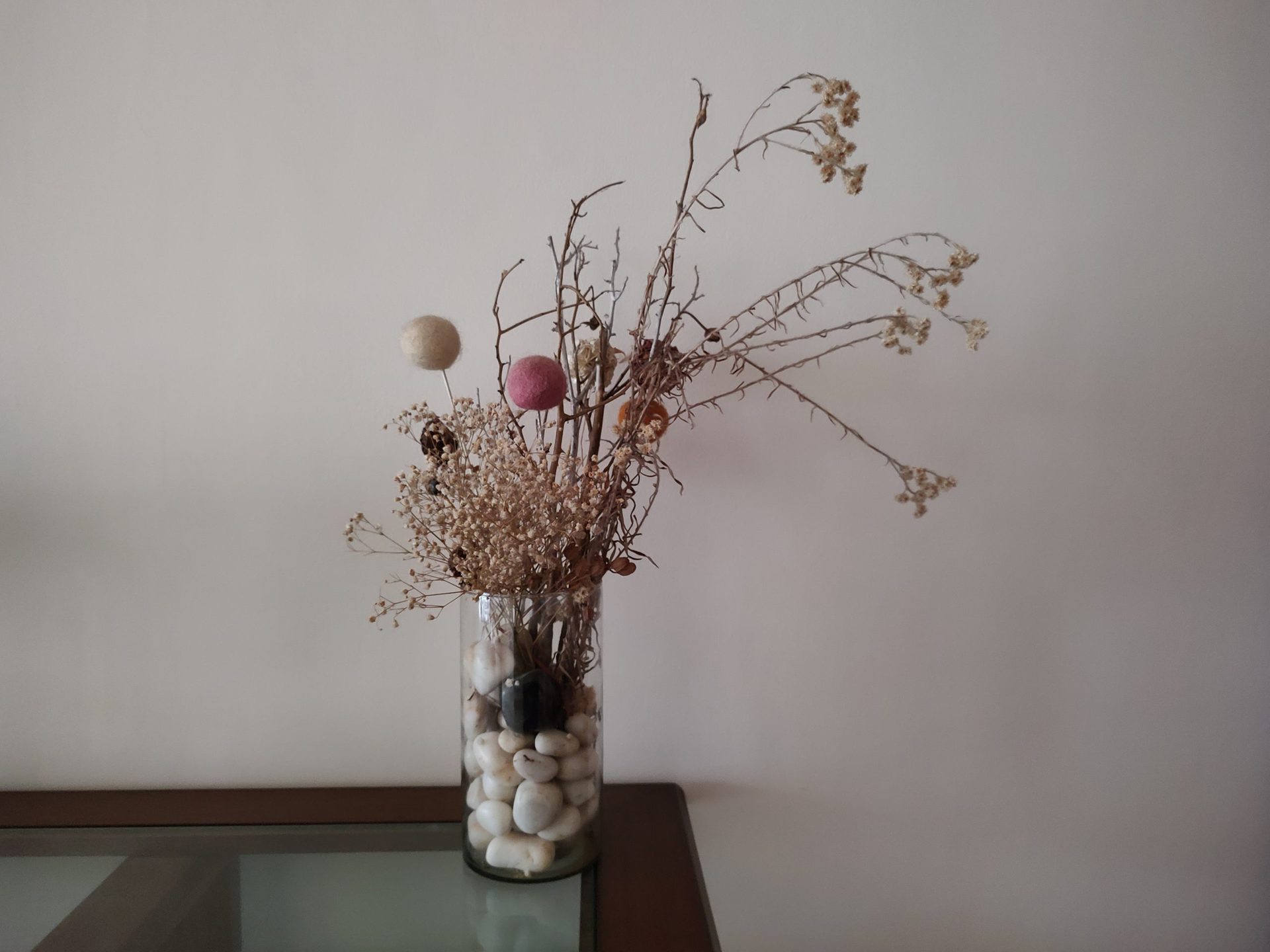 Moto Edge 20 Pro indoor low light shot of dried flowers in a vase on a table