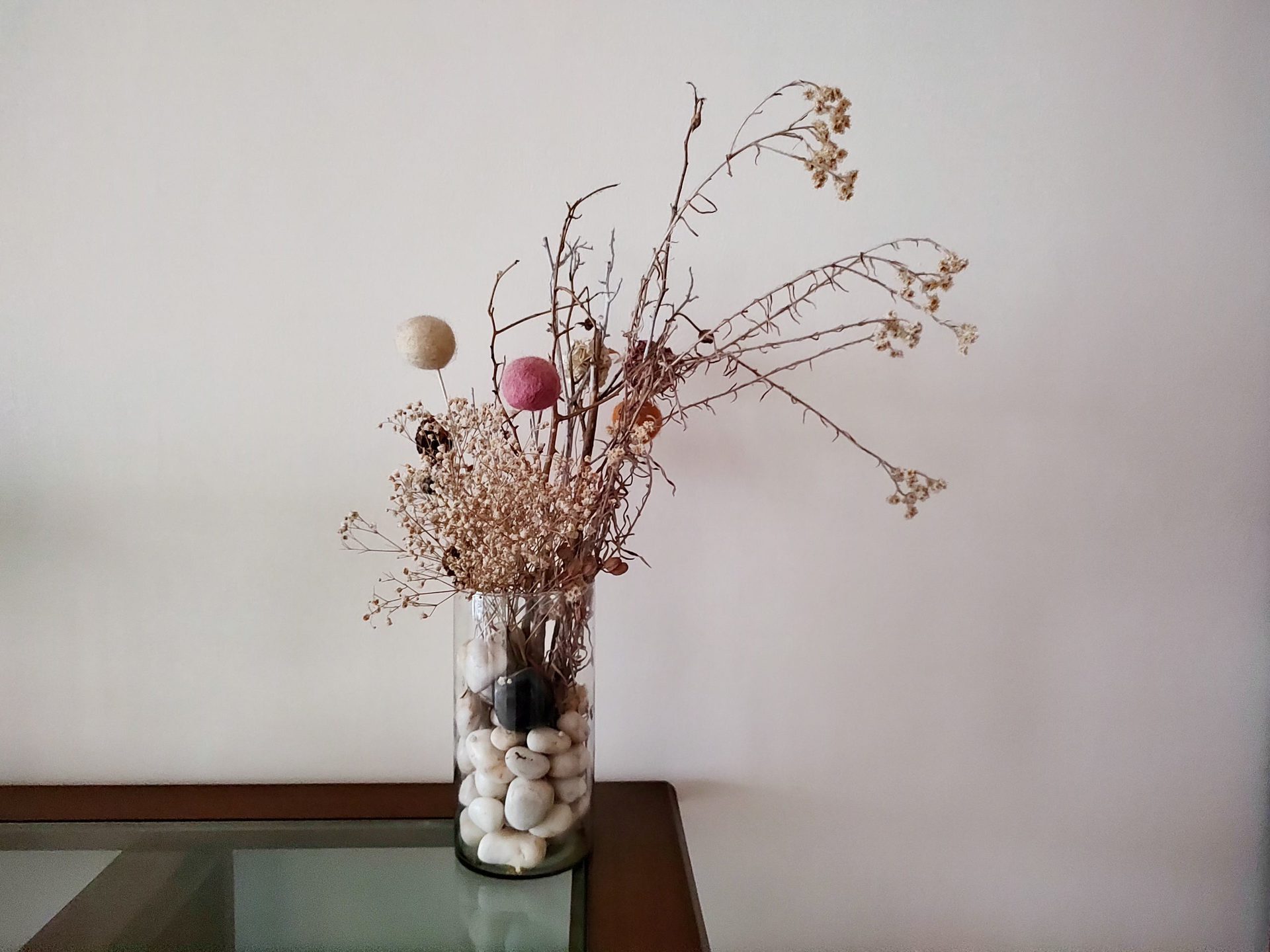 Moto Edge 20 Pro indoor night mode shot of dried flowers in a vase on a table