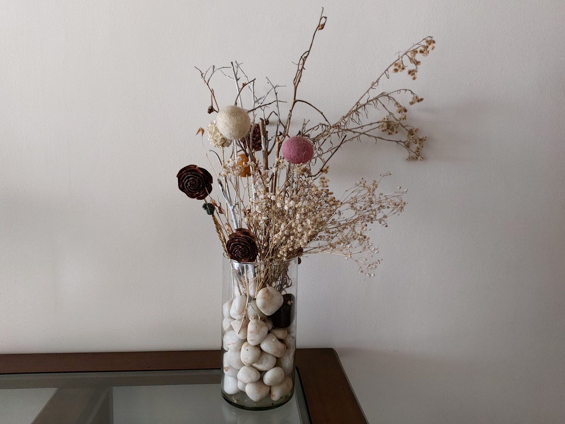 Samsung Galaxy M52 camera sample indoor night mode shot of flowers and pebbles in a glass vase
