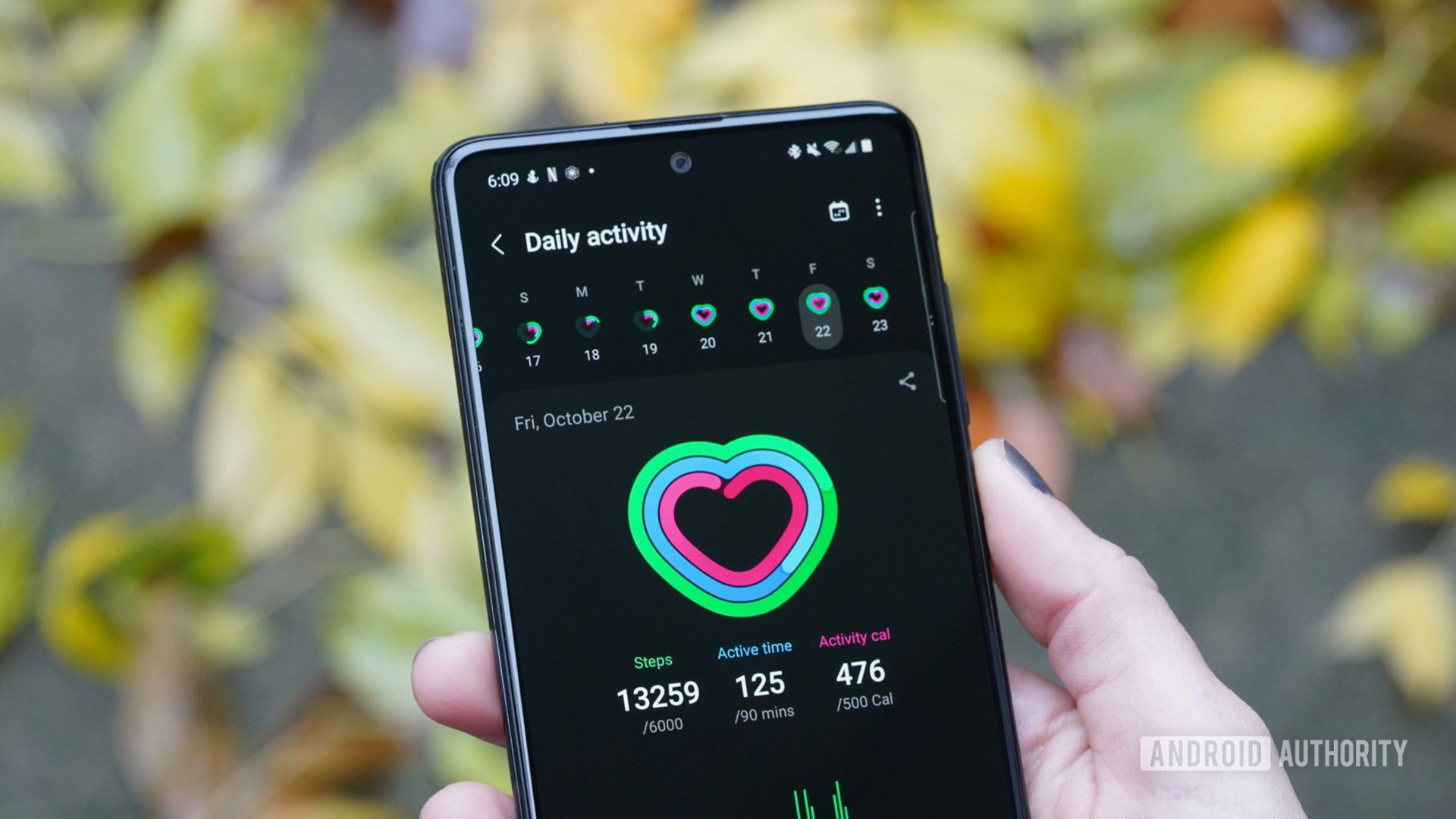 Seorang pengguna meninjau Aktivitas Harian mereka di aplikasi Samsung Health.