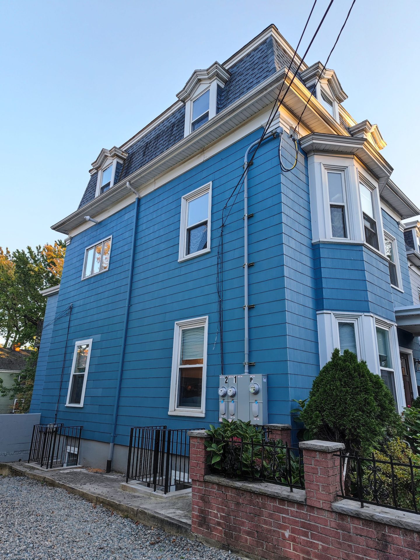 A blue house in Massachusetts shot on Mi 11 Ultra