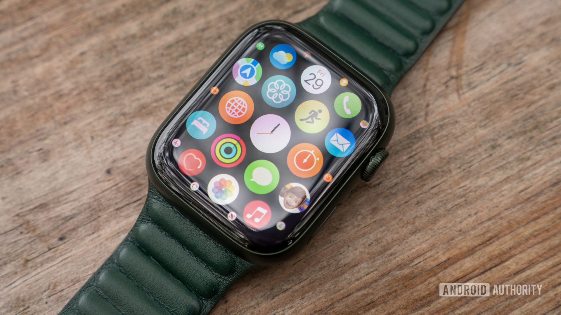 Apple Watch Series 7 在桌子上顯示所有應用程序屏幕的圖像
