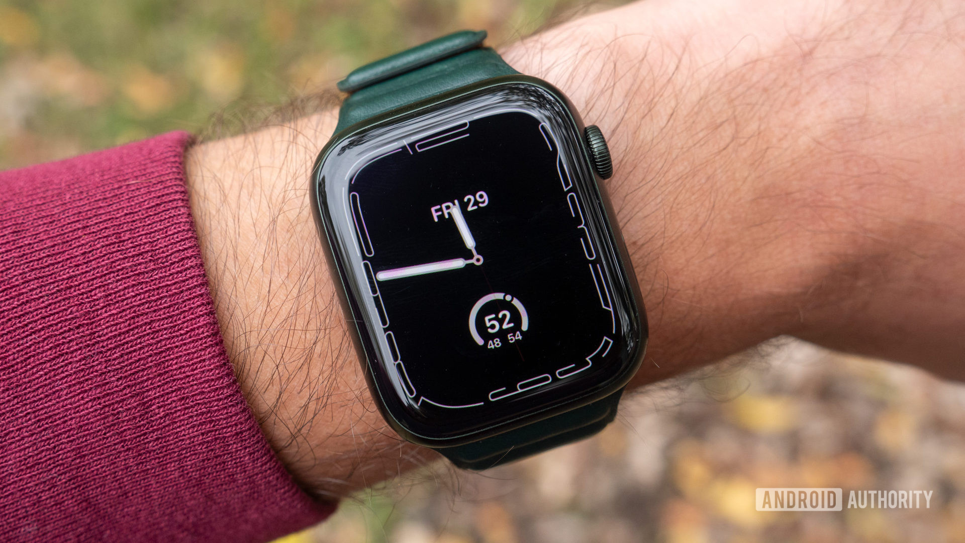 Gambar Apple Watch Series 7 di pergelangan tangan yang menunjukkan tampilan jam Contour selalu aktif