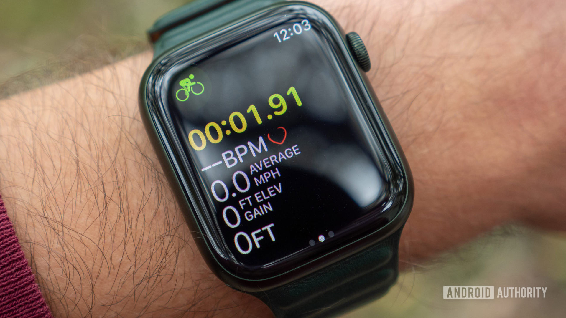 Apple Watch Series 7 戴在手腕上的圖片，顯示正在進行的騎行鍛煉
