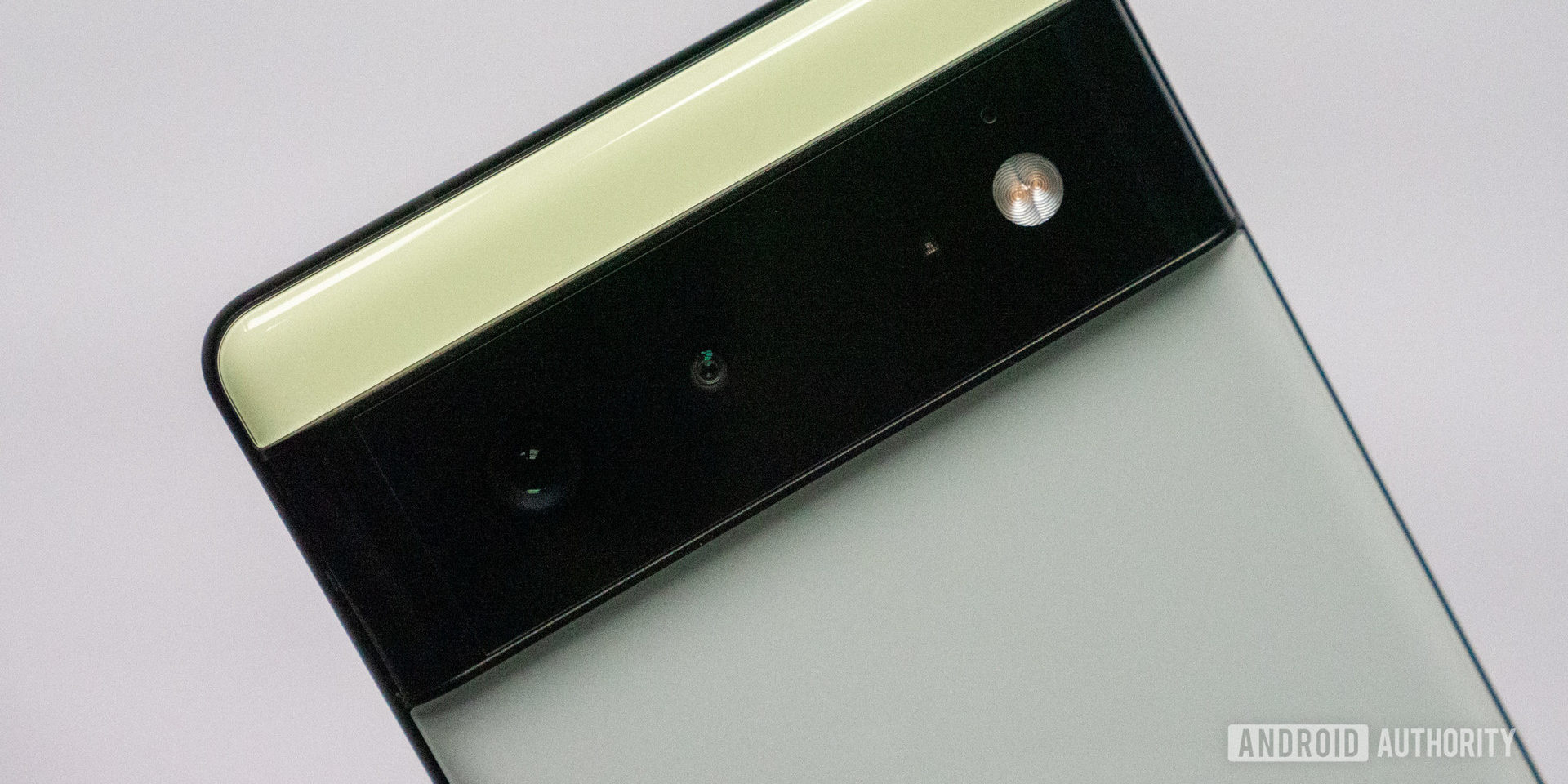 Google Pixel 6 di bilah kamera warna Sorta Seafoam dari dekat