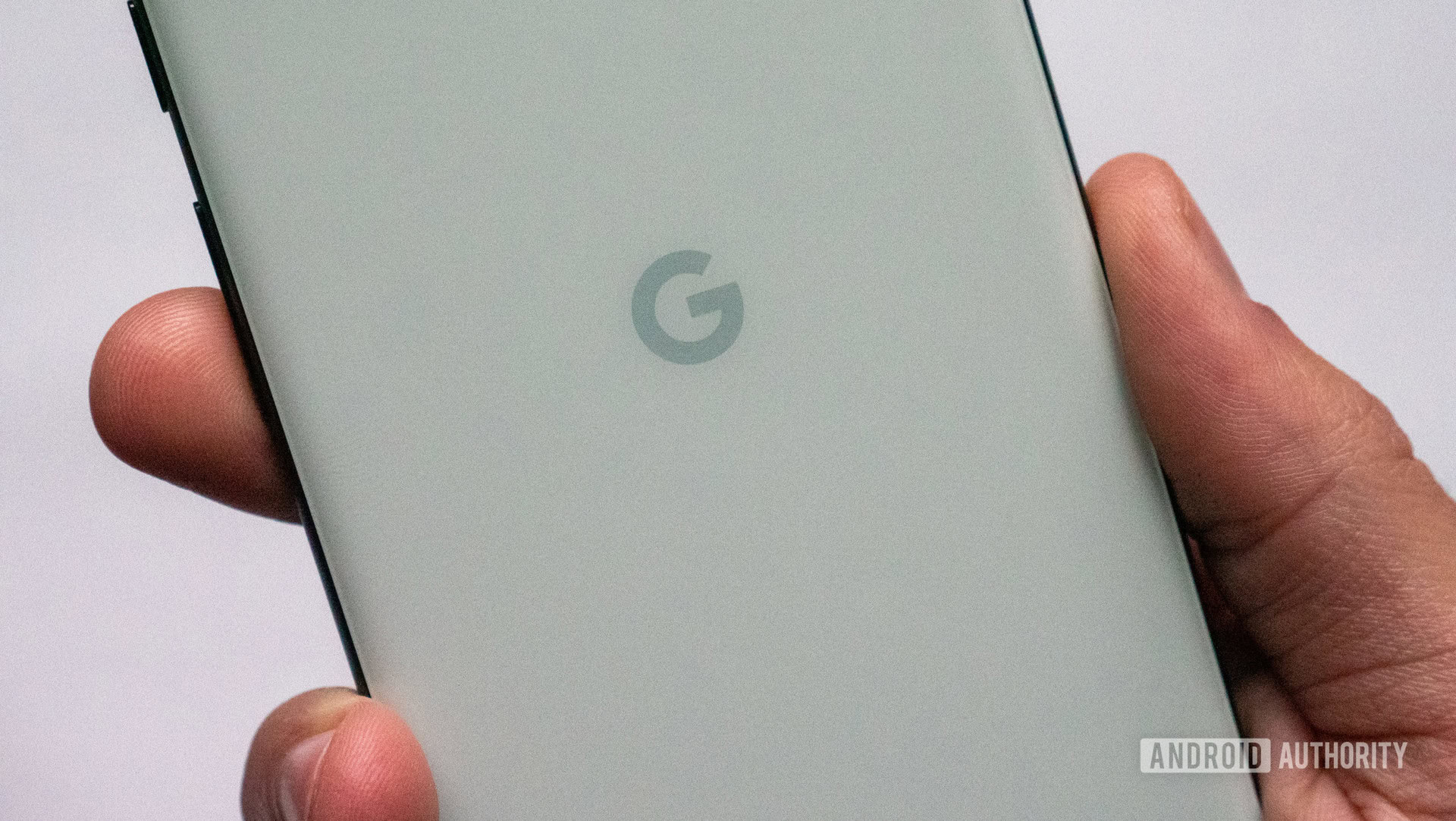 El Google Pixel 6 en el color Sorta Seafoam que muestra el logotipo G