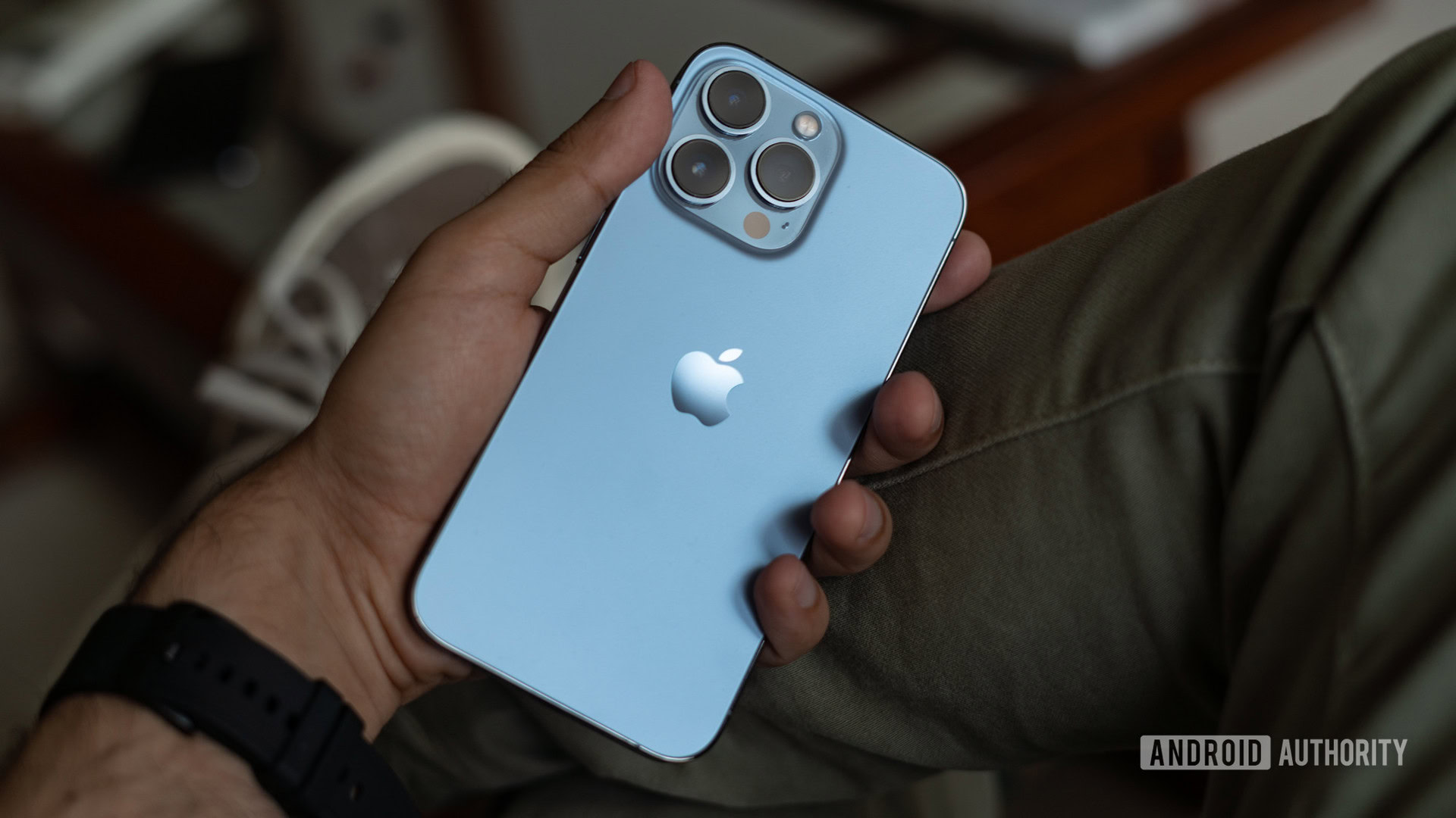 Revisión del iPhone 13 Pro que muestra la espalda en la mano