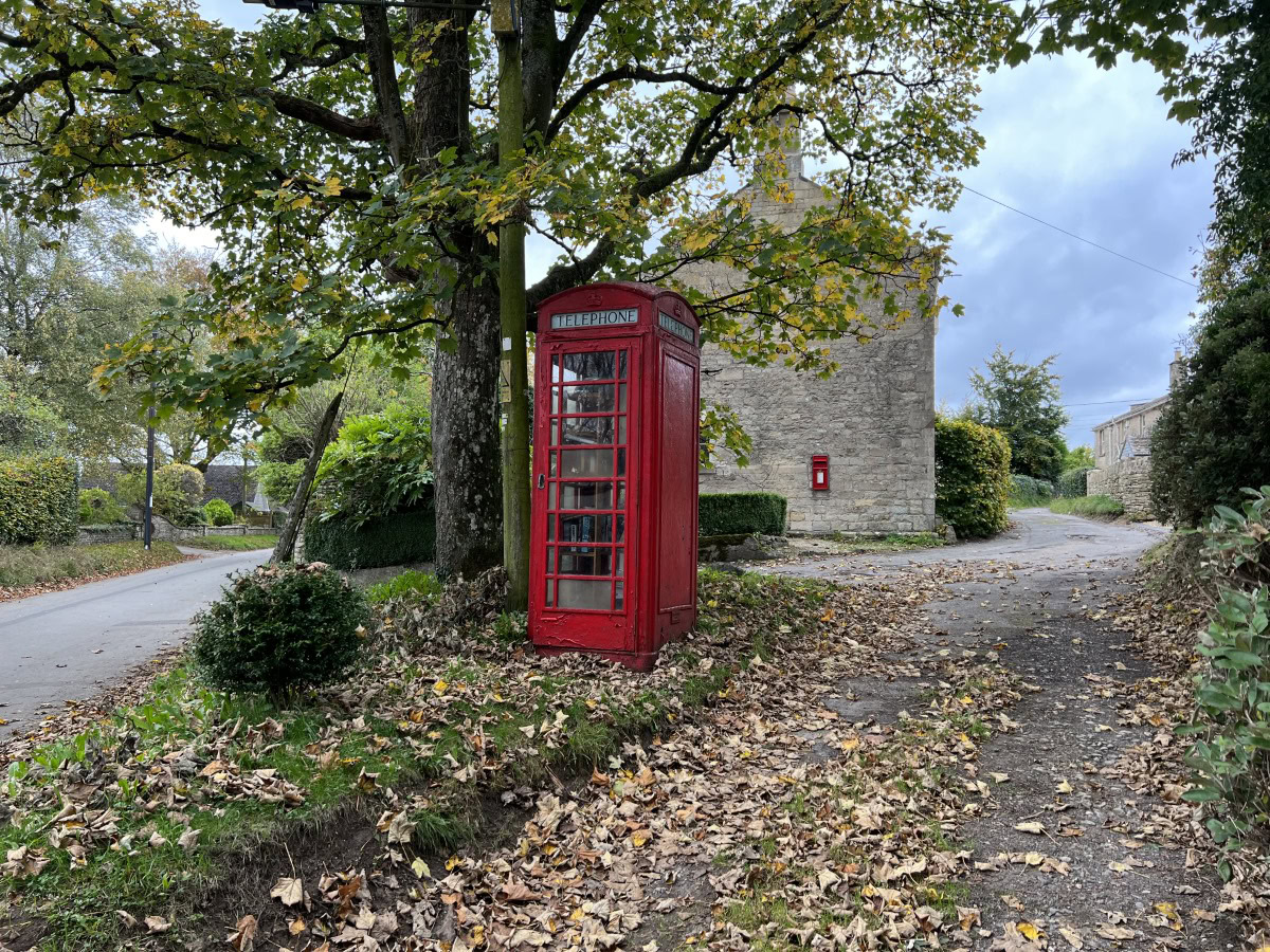 Camera Sample Color Red Telephone Box Apple iPhone 13 Pro Max