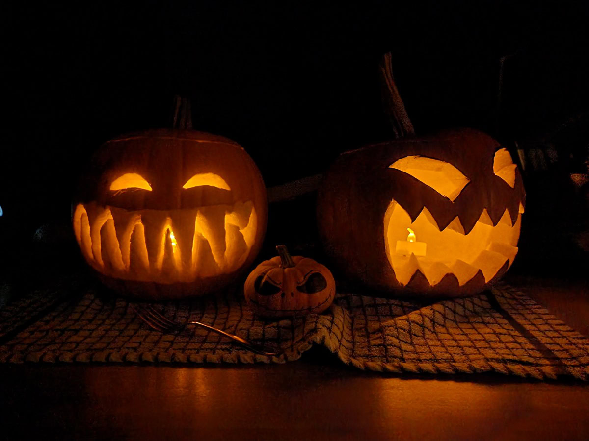 Camera sample dark shot of two carved pumpkins with candles inside in Night Mode Samsung Galaxy S21 Ultra