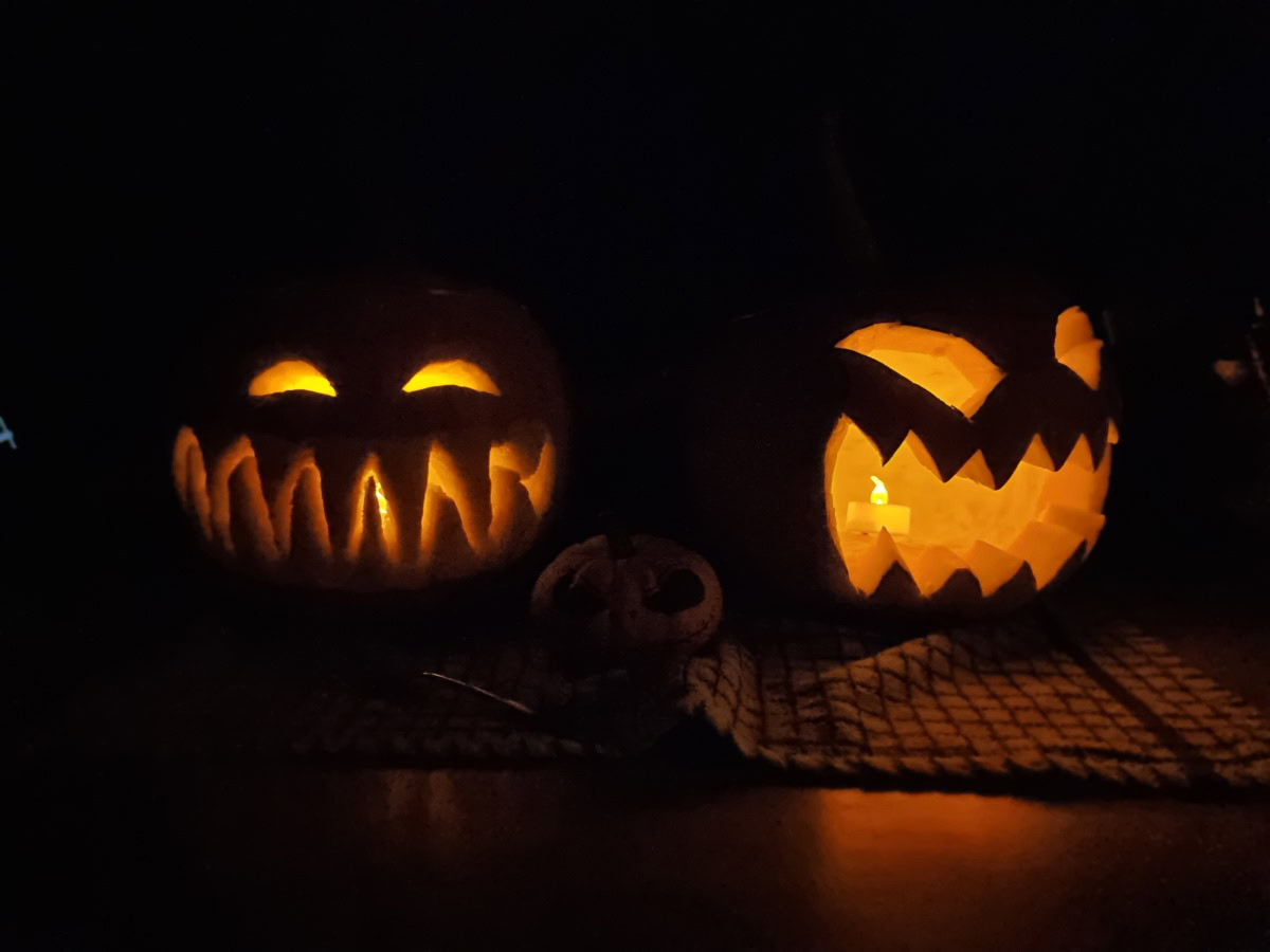 Camera sample dark shot of two carved pumpkins with candles inside on the Samsung Galaxy S21 Ultra
