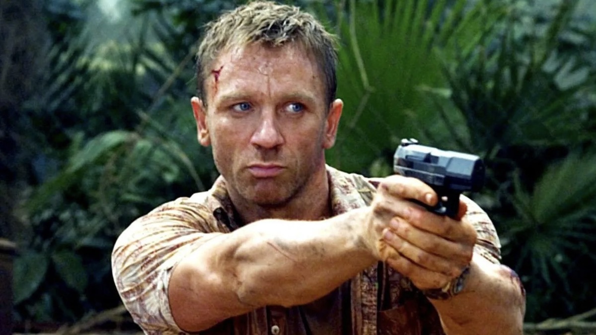 Daniel Craig as Bond in Casino Royale, aiming a gun in the jungle.