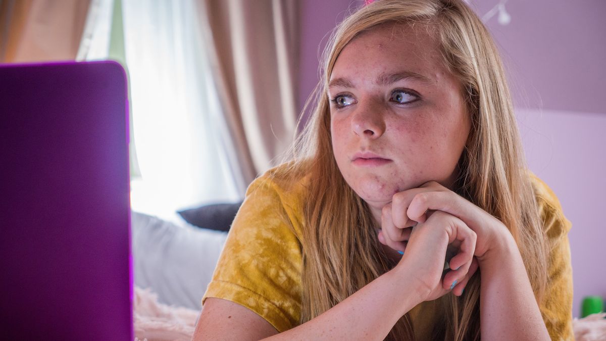 Elsie Fisher sits at a home computer in Eighth Grade - best showtime movies