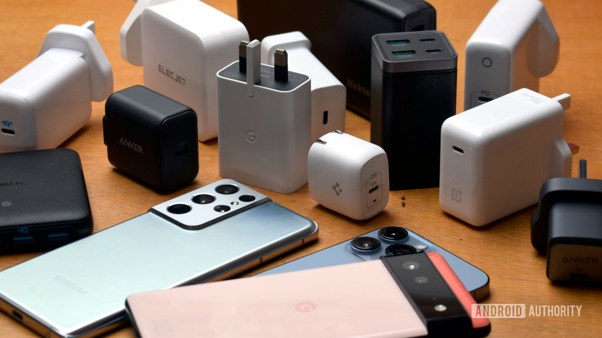 Teléfonos inteligentes Galaxy iPhone y Pixel con selección de cargadores