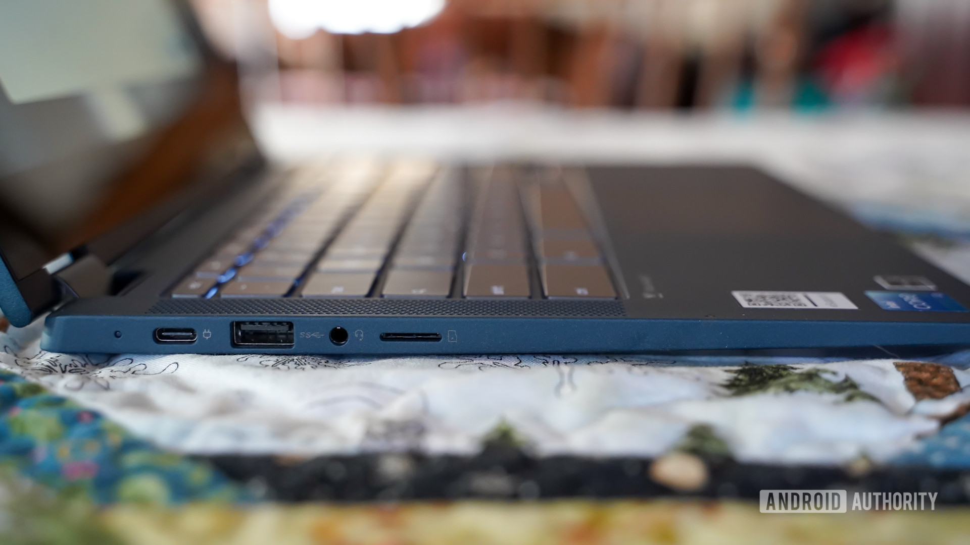 Lenovo Flex 5i Chromebook left edge ports 1