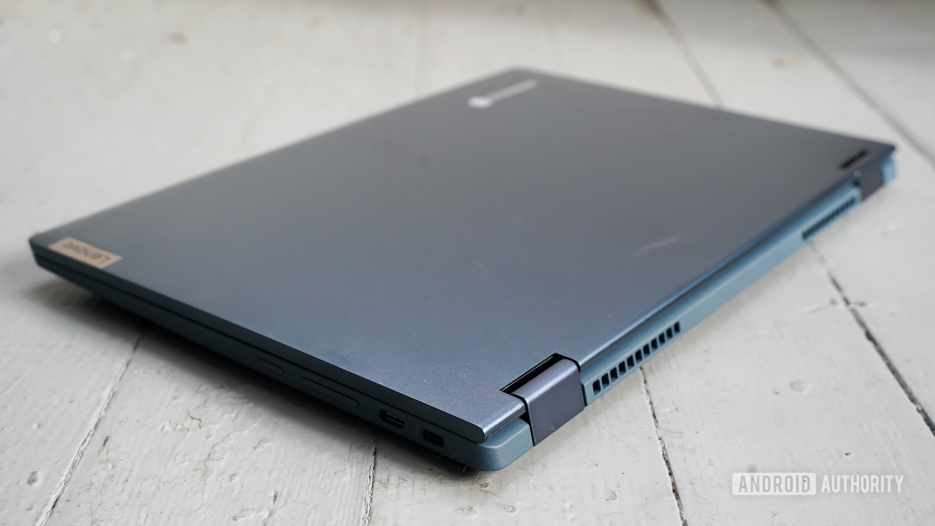 Lenovo Flex 5i Chromebook right edge profile closed lid