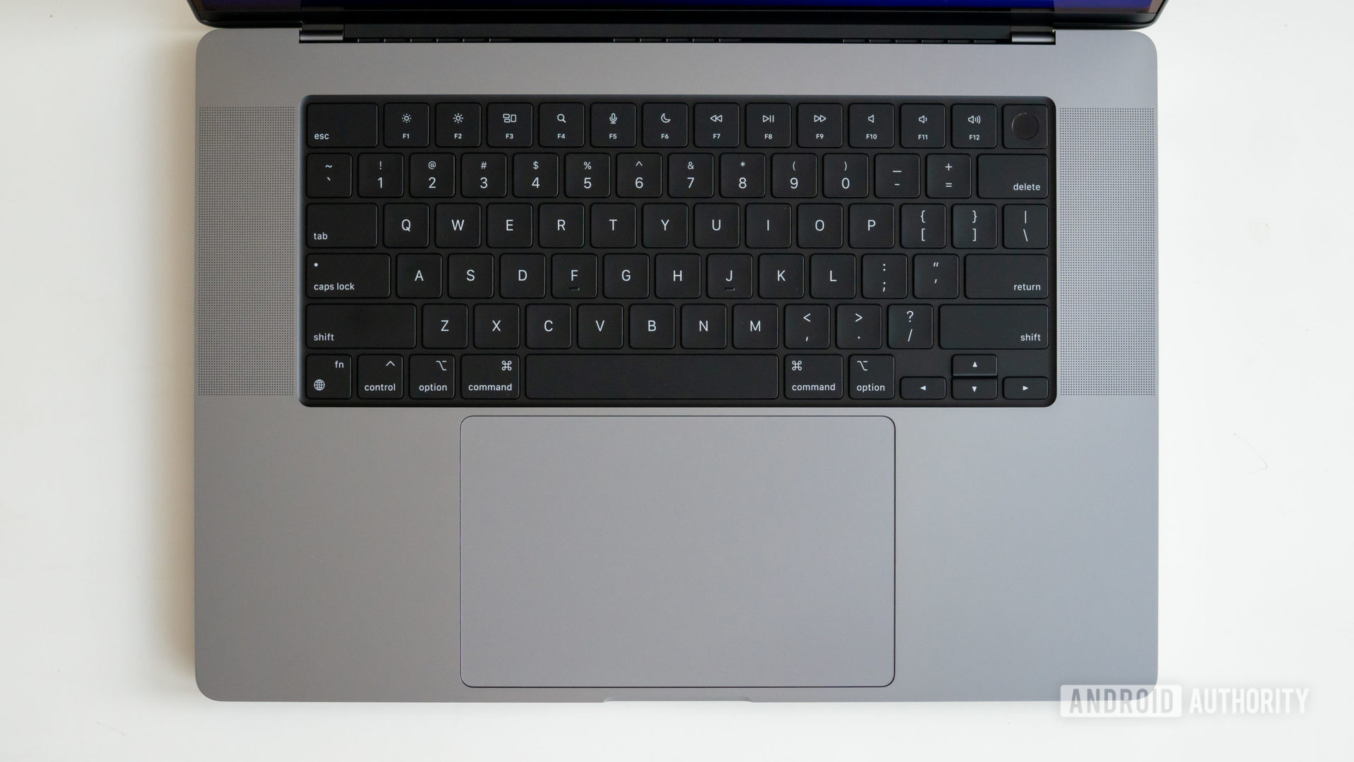 Macbook Pro 2021 16 inch keyboard and trackpad