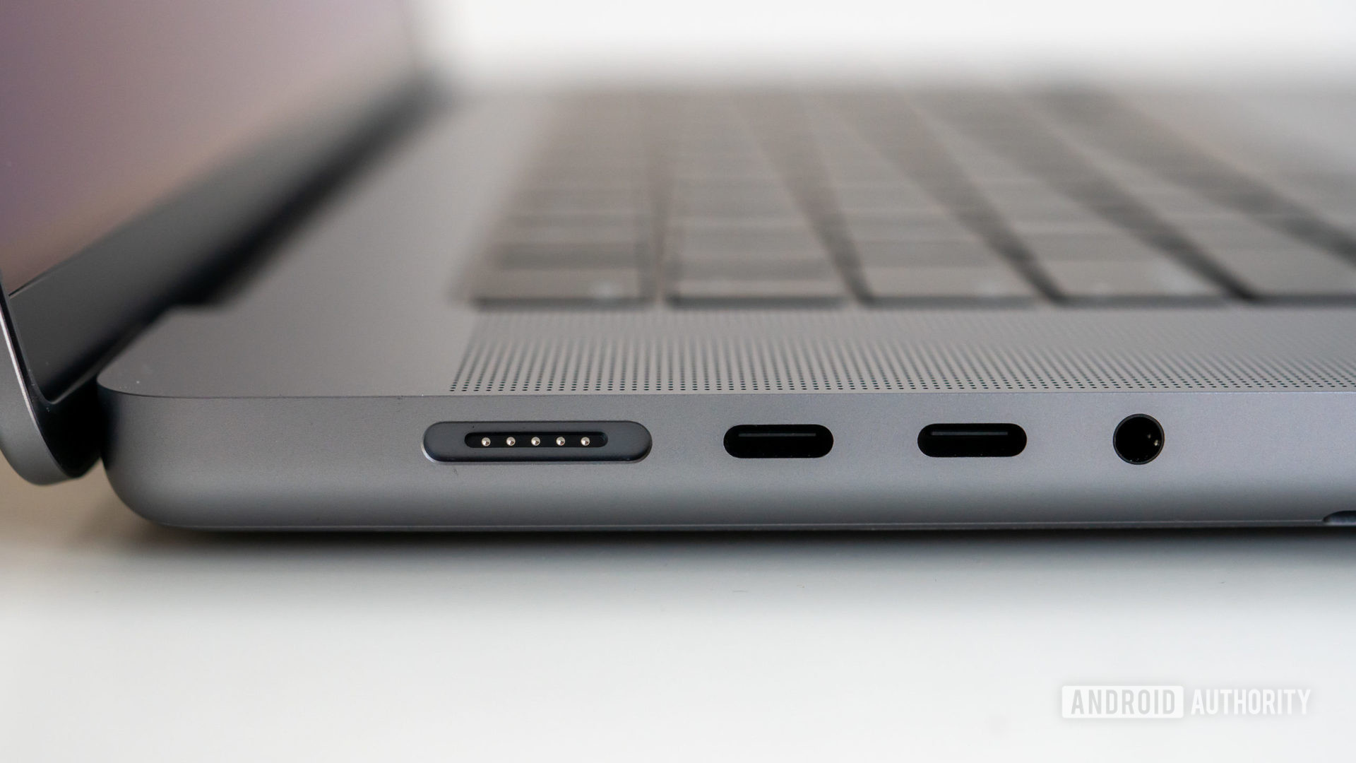 Macbook Pro 2021 MagSafe connector USB C ports and 3.5mm headphone port
