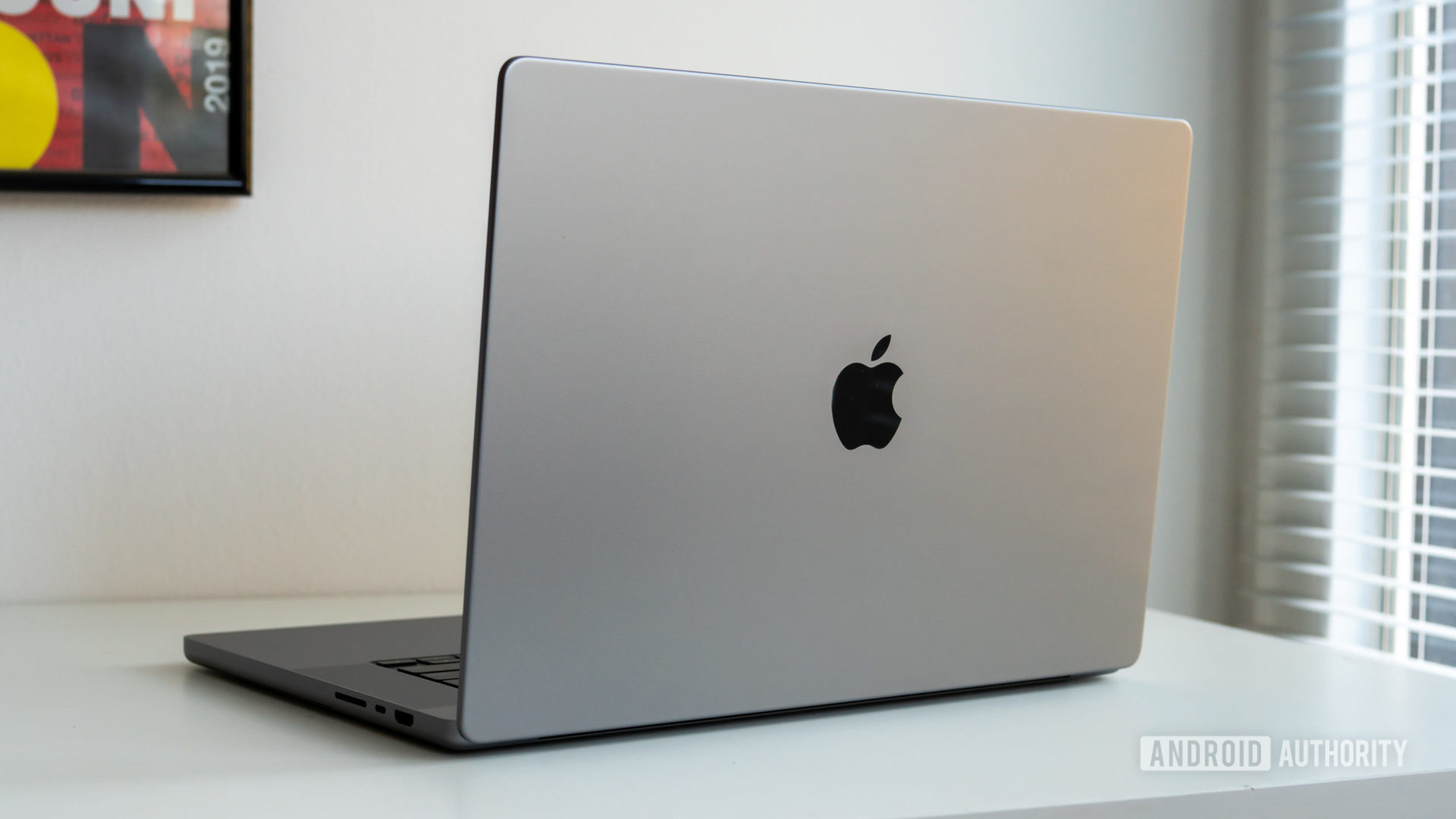 Logo Apple MacBook Pro 2021 gris sidéral sur le couvercle