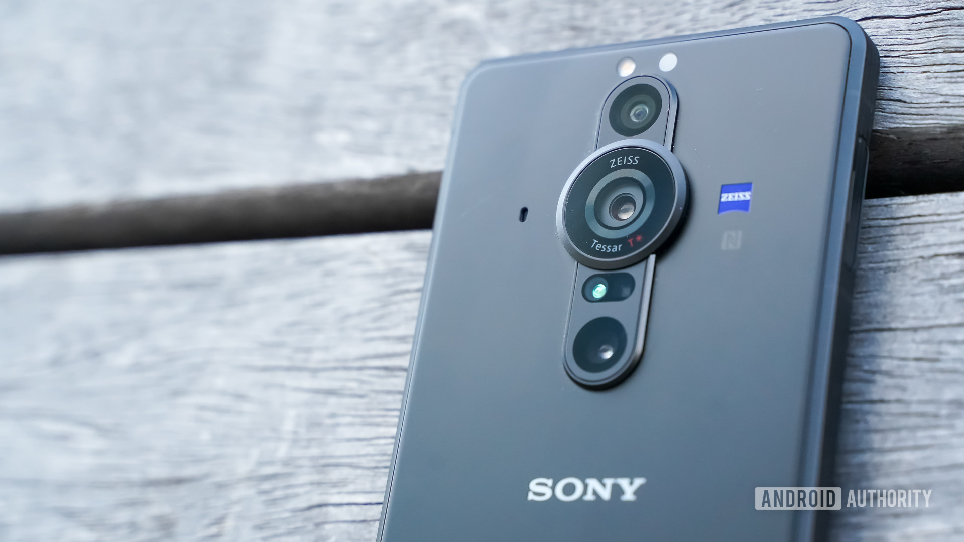 Profil kamera Sony Xperia Pro I dari kanan