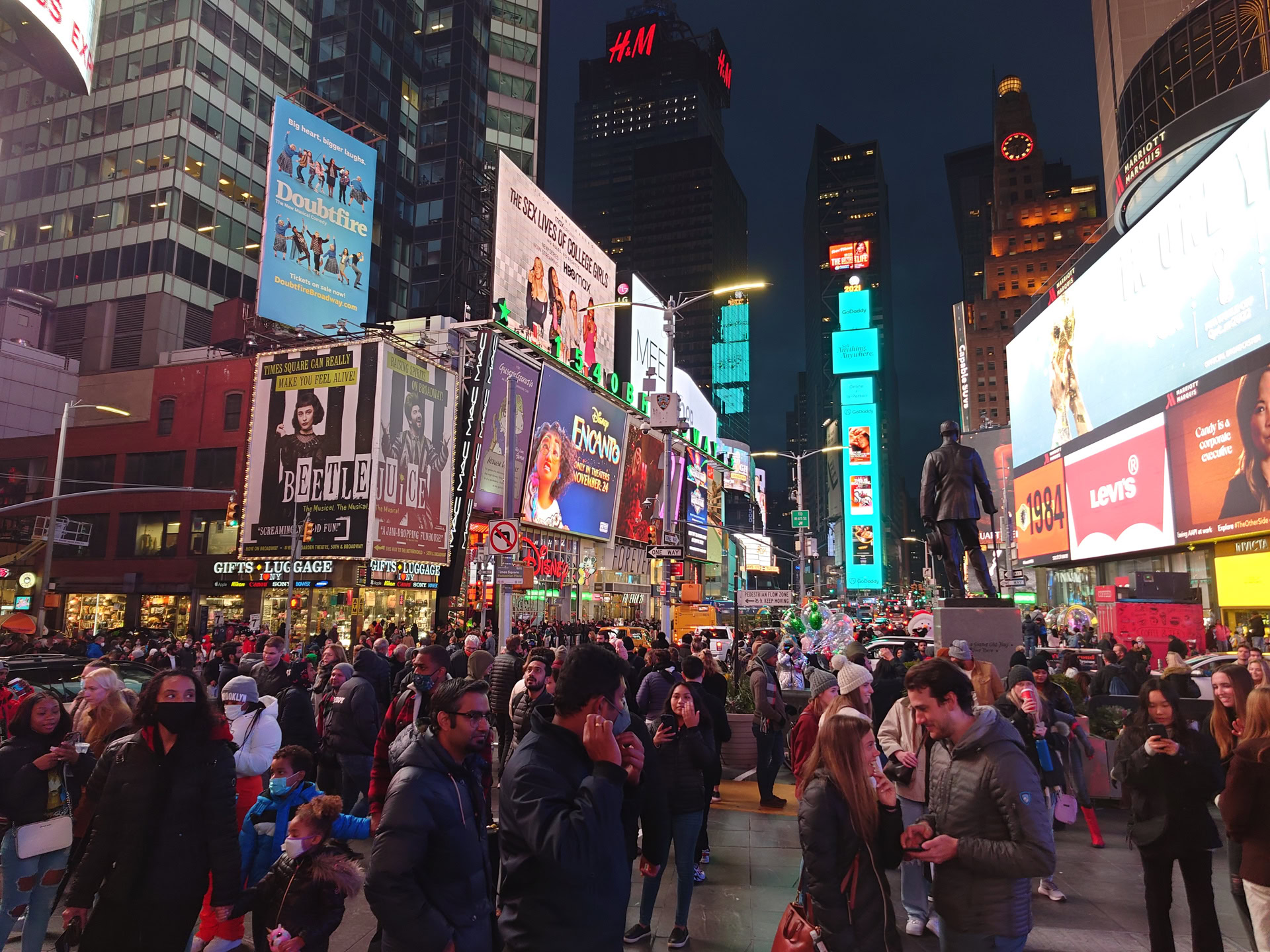 Sony Xperia Pro I camera sample Times Square 1x