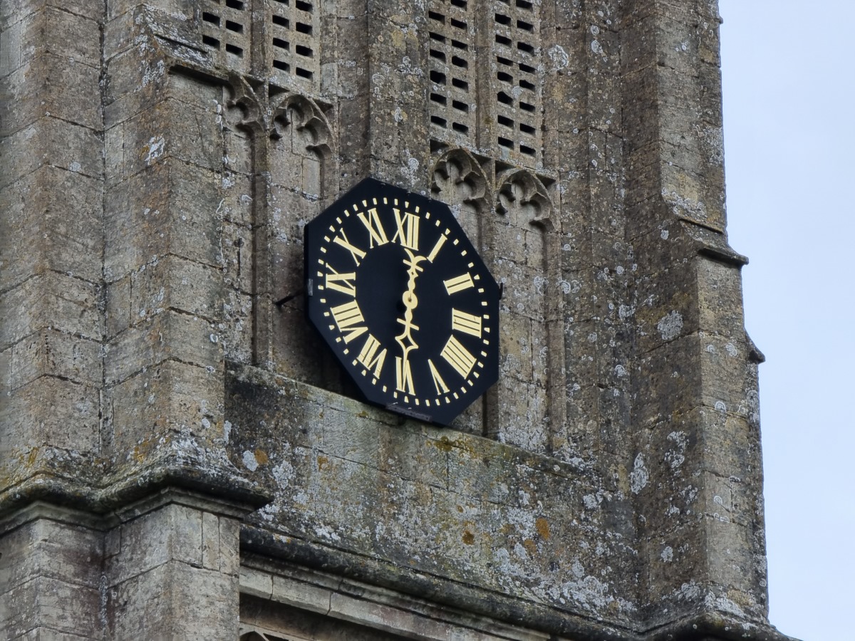 Zoom 10x shot of a church tower's black and gold clock on the Samsung Galaxy S21 Ultra