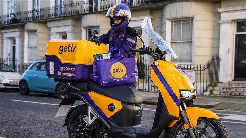 getir ultrafast delivery man on a scooter wearing a helmet