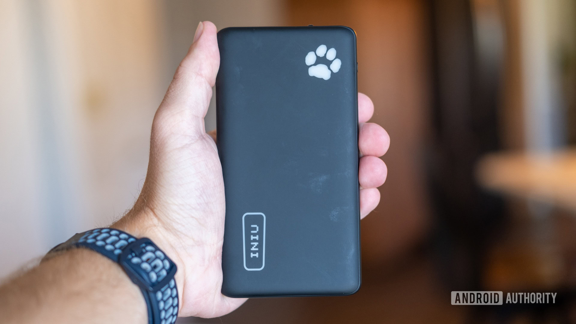 The INIU power bank in hand