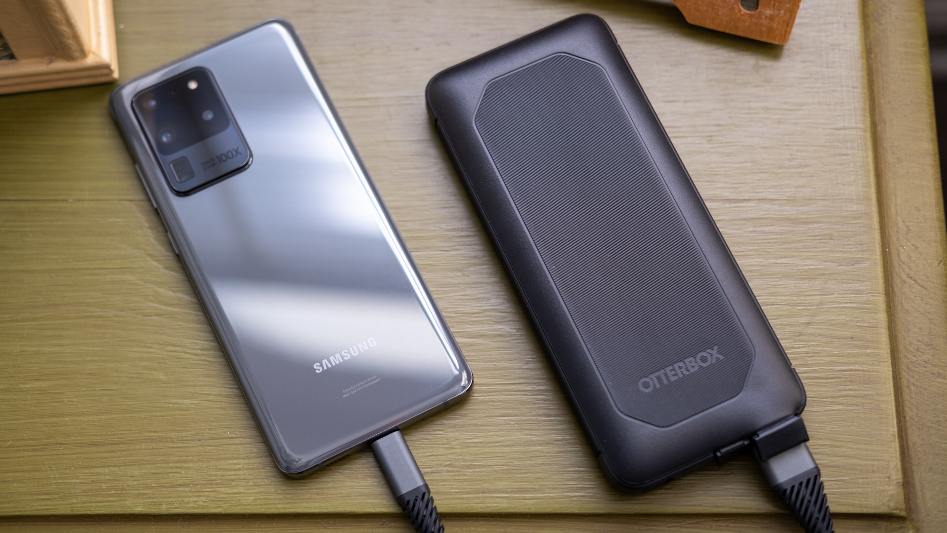 The Otterbox Wireless Power Pack charging the Samsung Galaxy S20 Ultra