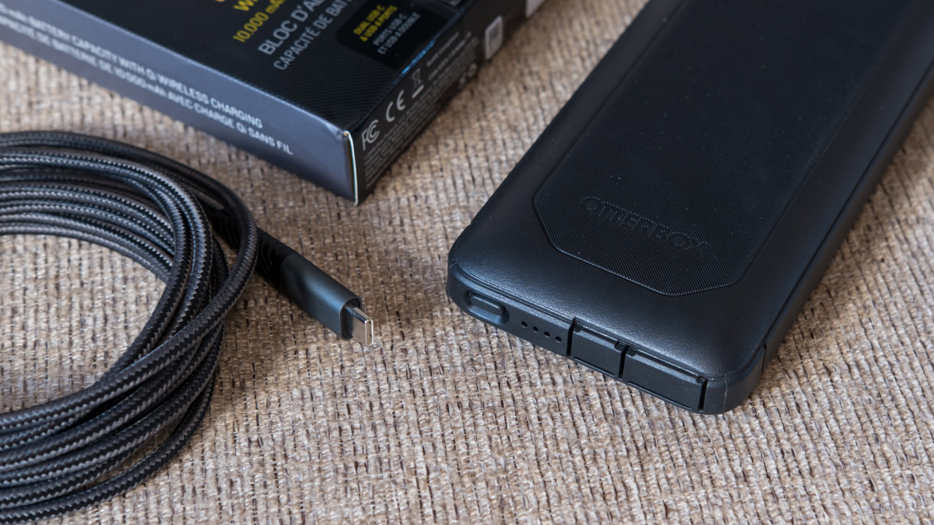 The Otterbox Wireless Power Pack next to the box and cable