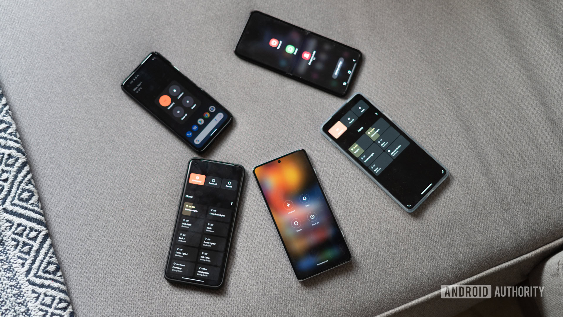 botones de encendido en teléfonos Android de arriba hacia abajo que muestran varios teléfonos