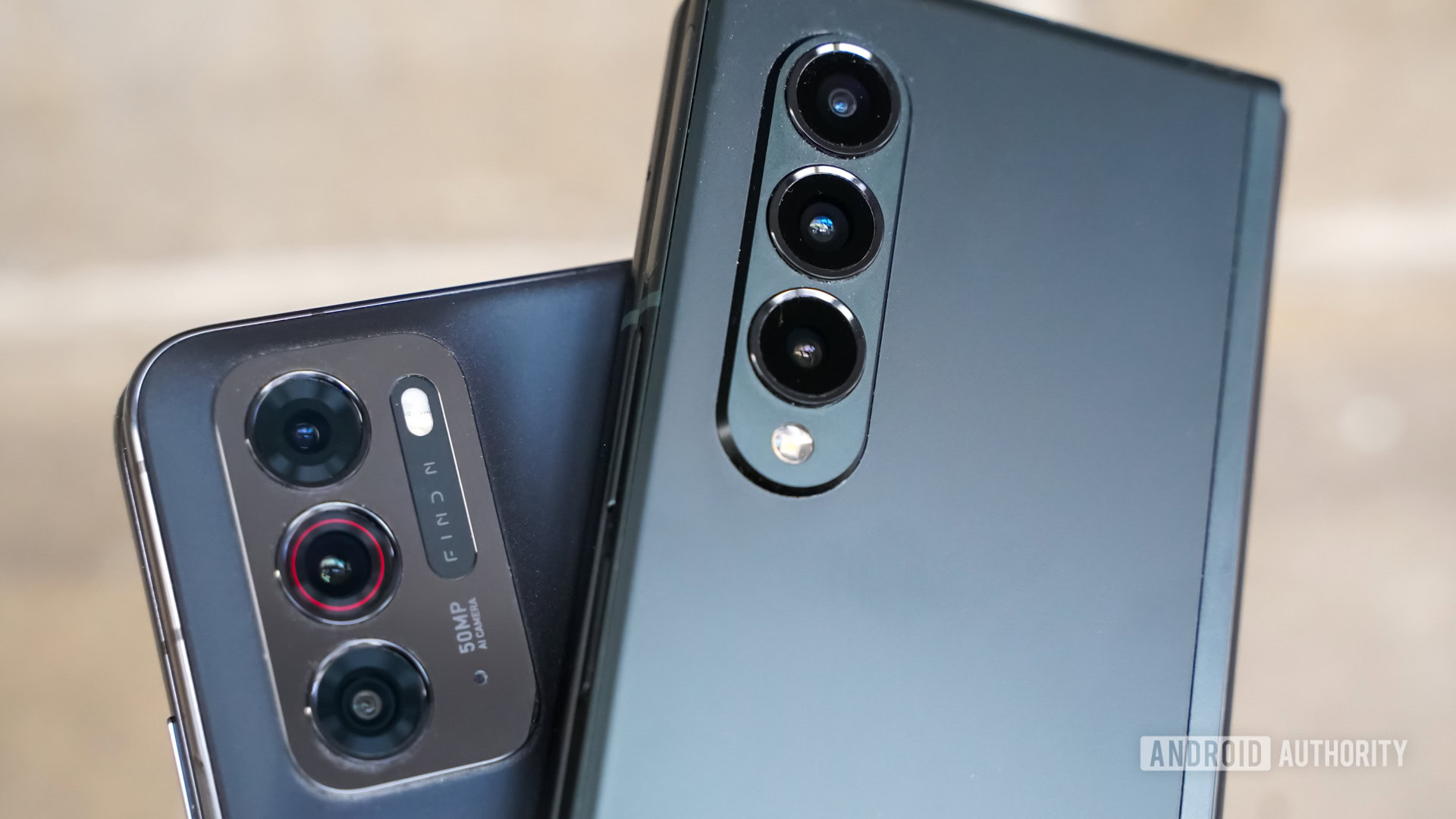 OPPO Find N vs Samsung Galaxy Z Fold 3 camera closeup