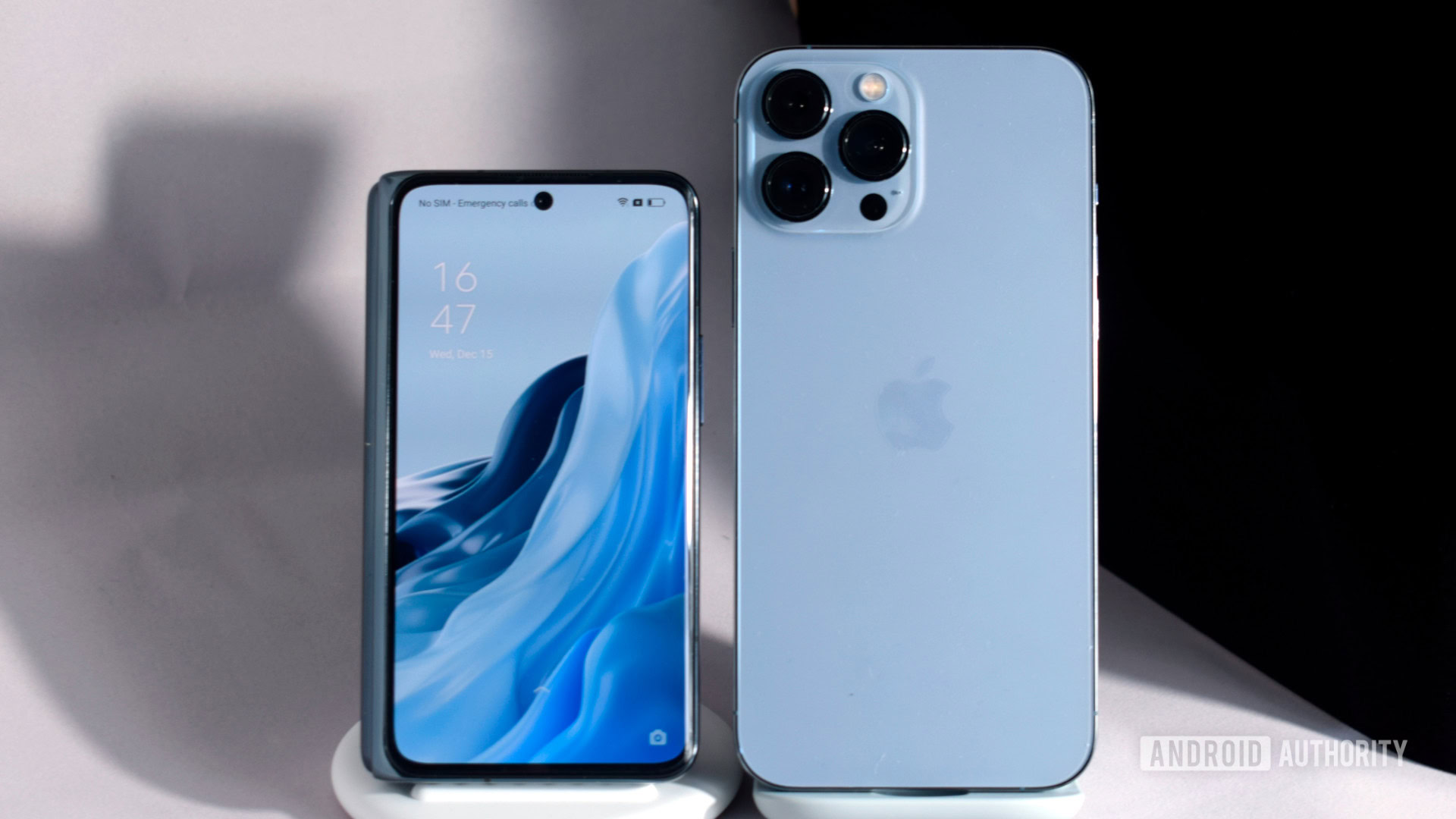 OPPO Find N vs iPhone 13 Pro Max closed