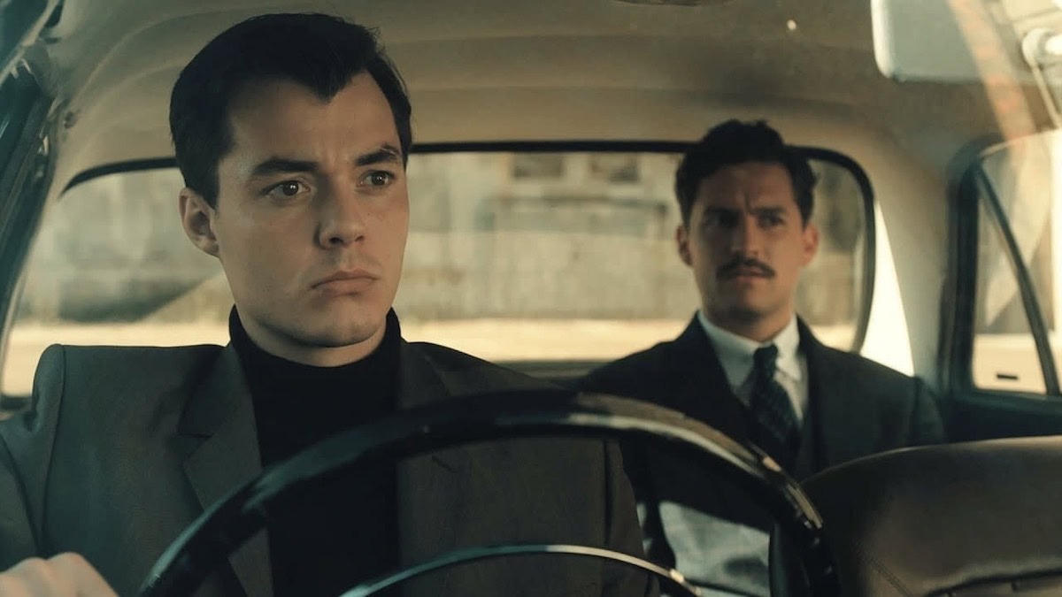Pennyworth shows like Titans showing Alfred driving a car, with Thomas Wayne in the back seat.