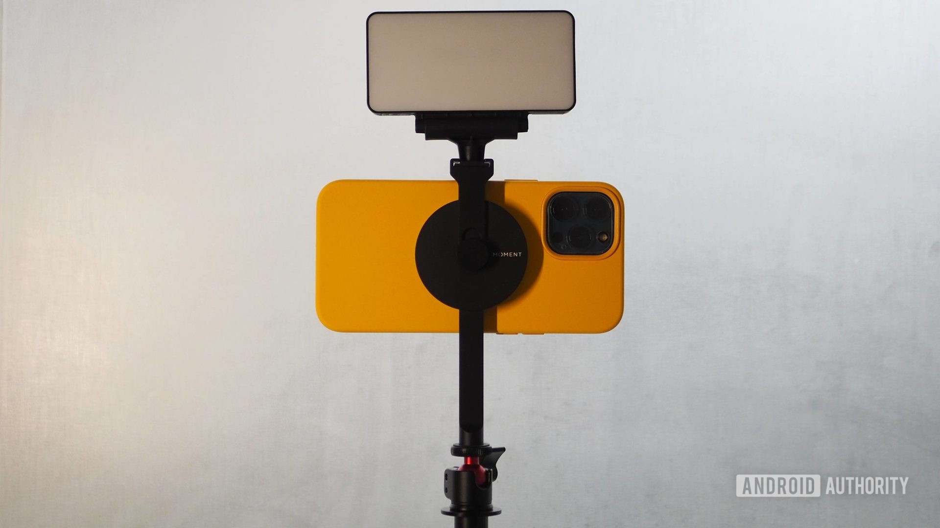 Estuche MagSafe amarillo para iPhone 12 Pro Max en montura de trípode Moment (M) con flash BigSofti en montura de zapata fría