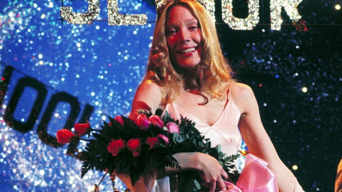 Sissy Spacek on stage with a bouquet in Carrie