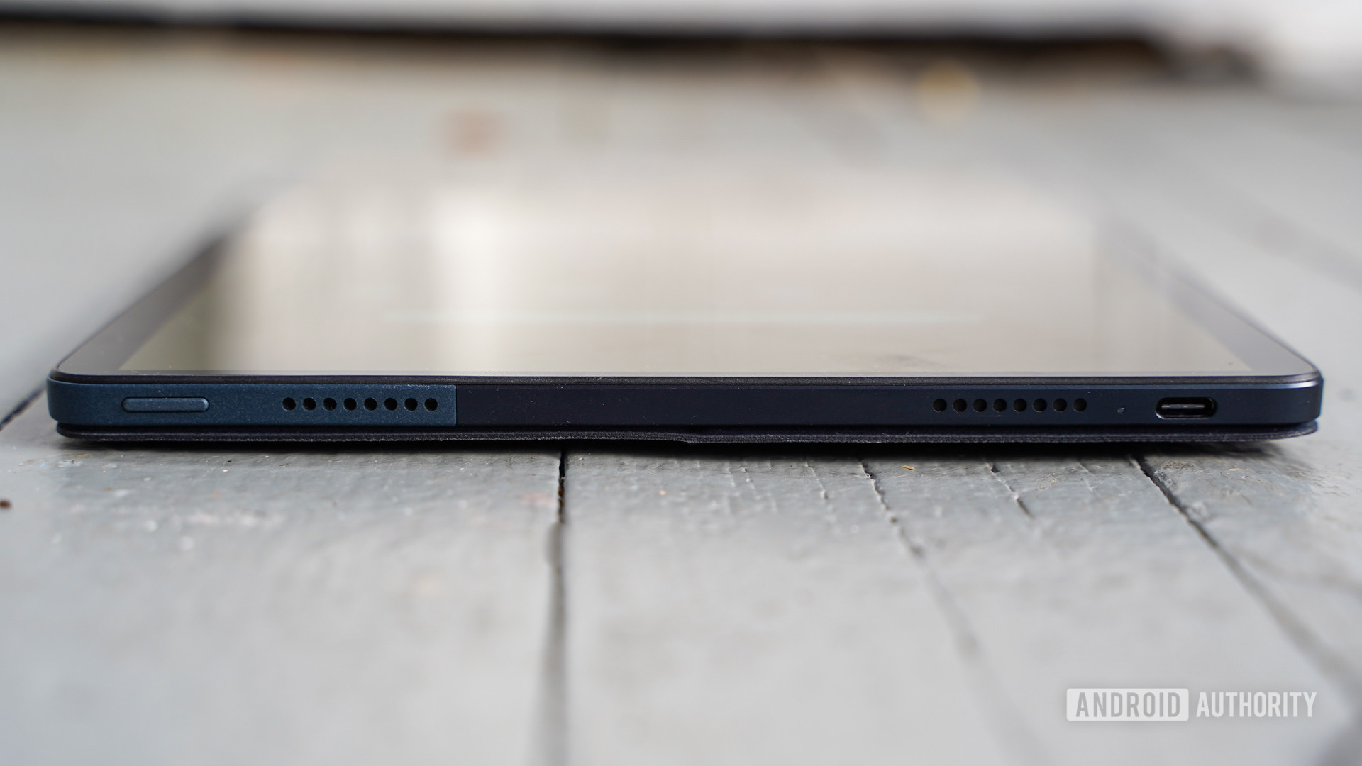 Lenovo IdeaPad Duet 5 Chromebook side edge