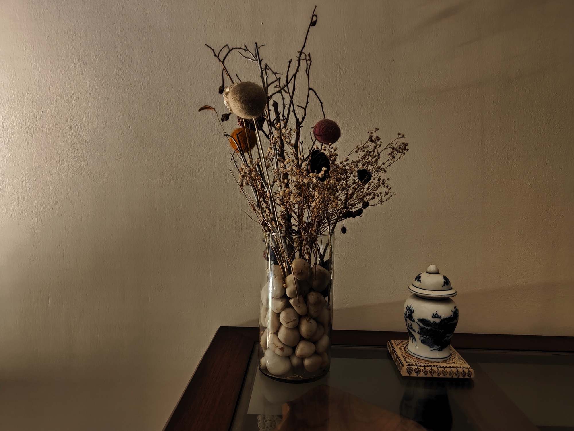 OnePlus 9RT night mode camera shot of a glass vase filled with pebbles and dried flowers