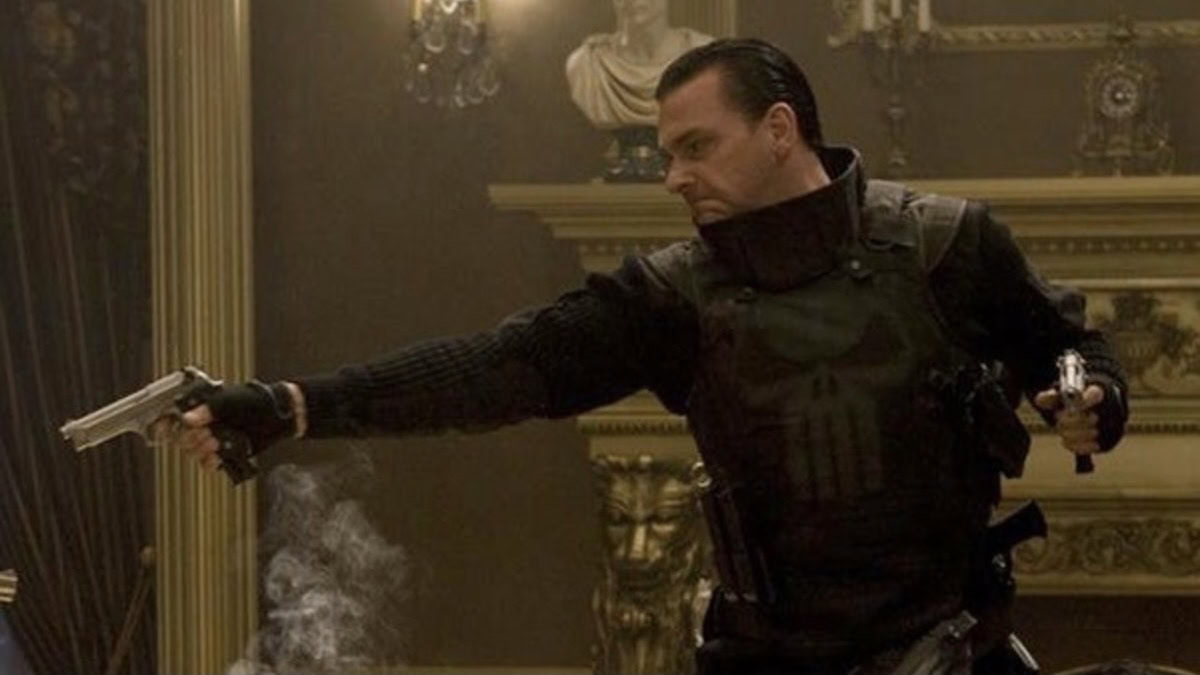 Ray Stevenson as the Punisher, aiming a gun in Punisher: War Zone