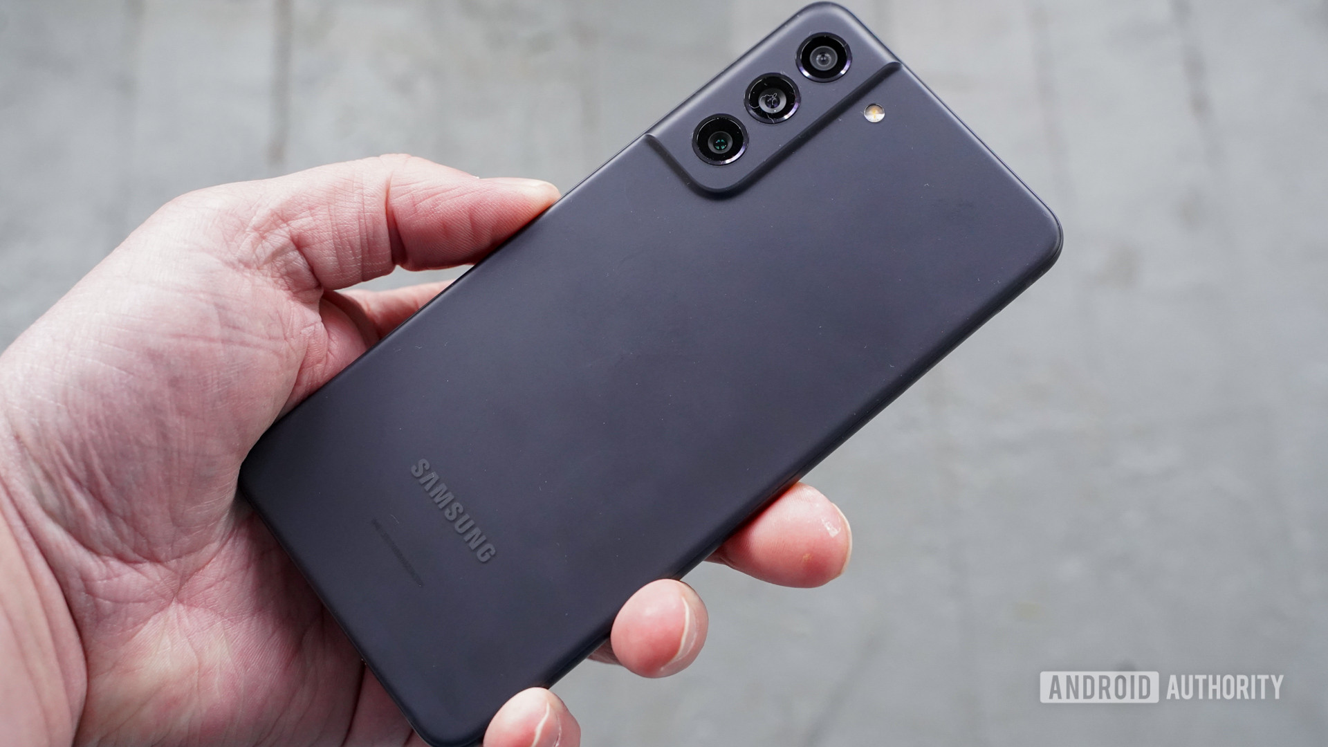 Samsung Galaxy S21 FE dans le profil arrière de la main