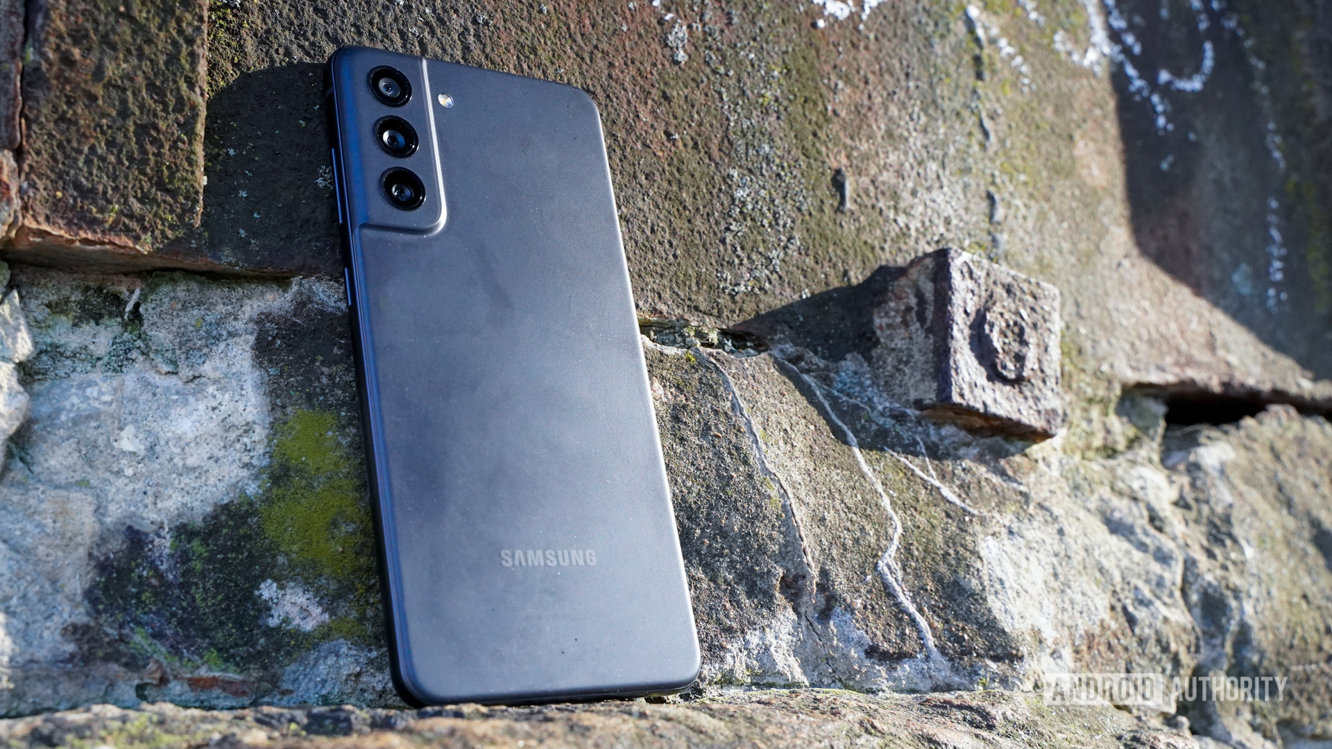 Perfil traseiro esquerdo do Samsung Galaxy S21 FE nas rochas